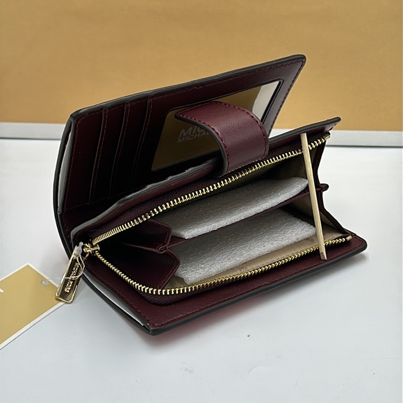 MICHAEL KORS Jet Set Medium Two-Tone
Logo Wallet
Wallet OXBLOOD MULTI COLOR - Picture 5 of 13